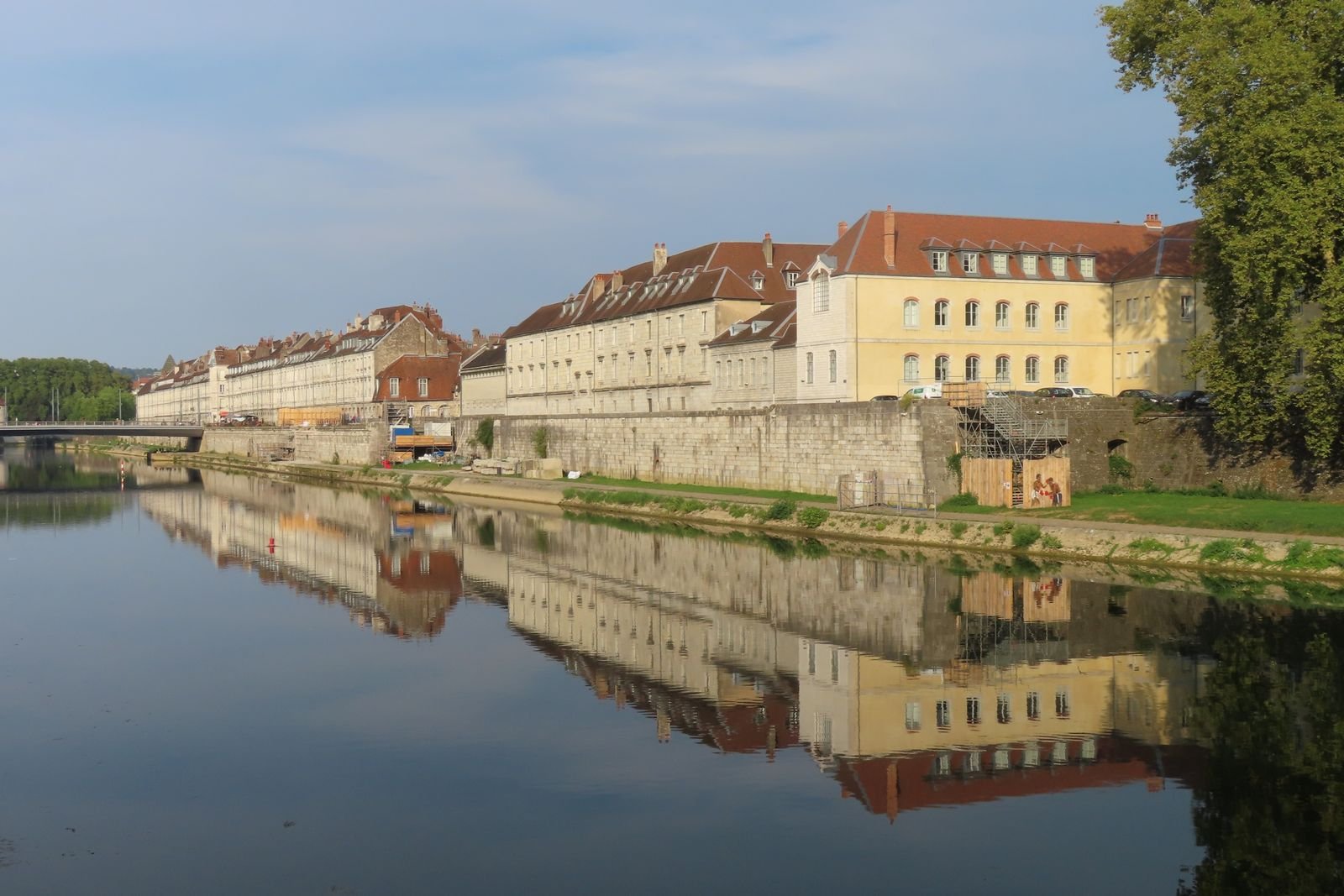 Berges d’une rivière bordées d’arbres et de bâtiments anciens
