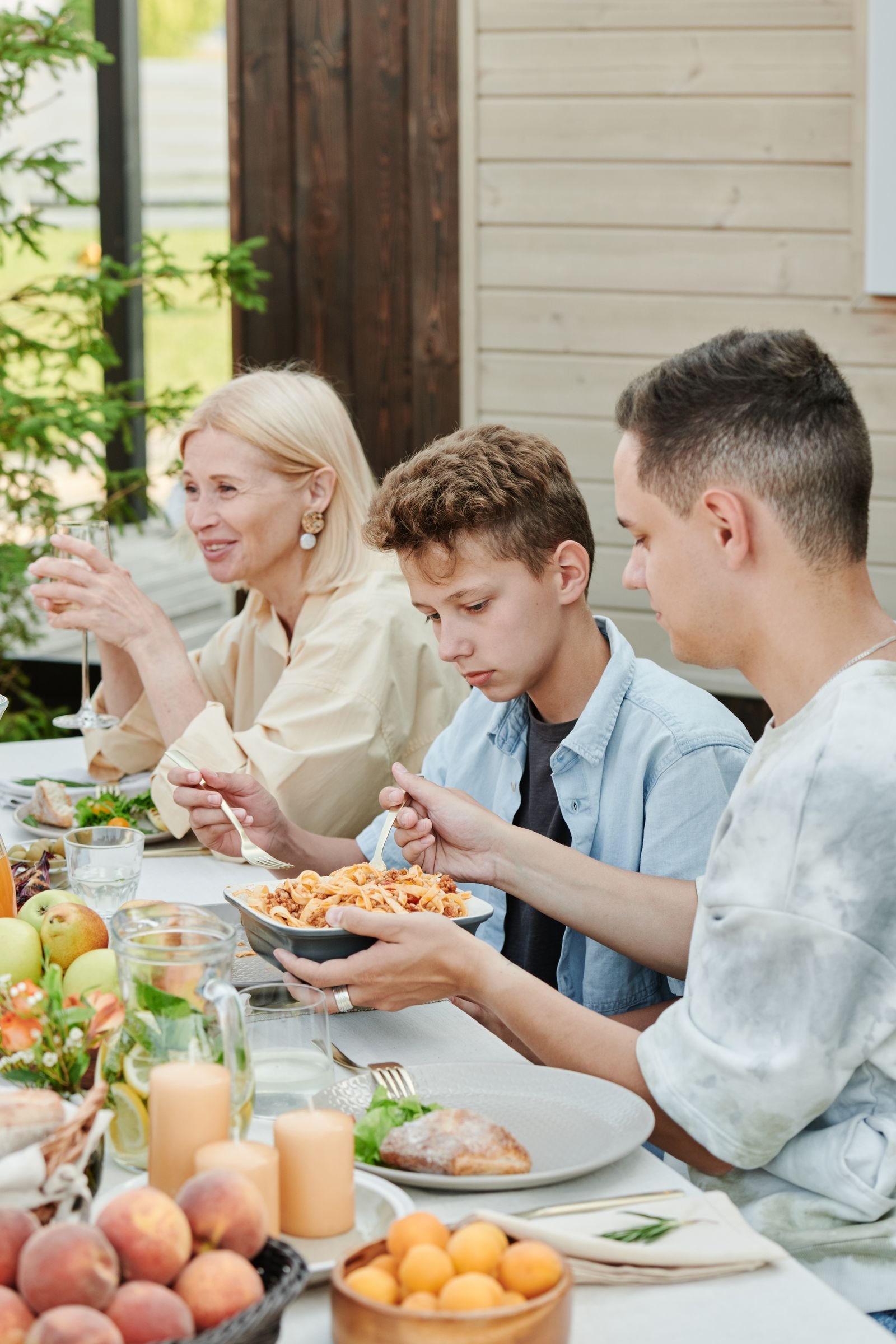 Thérapie de couple à Neuville-sur-Saône : une famille réunie autour d’une table