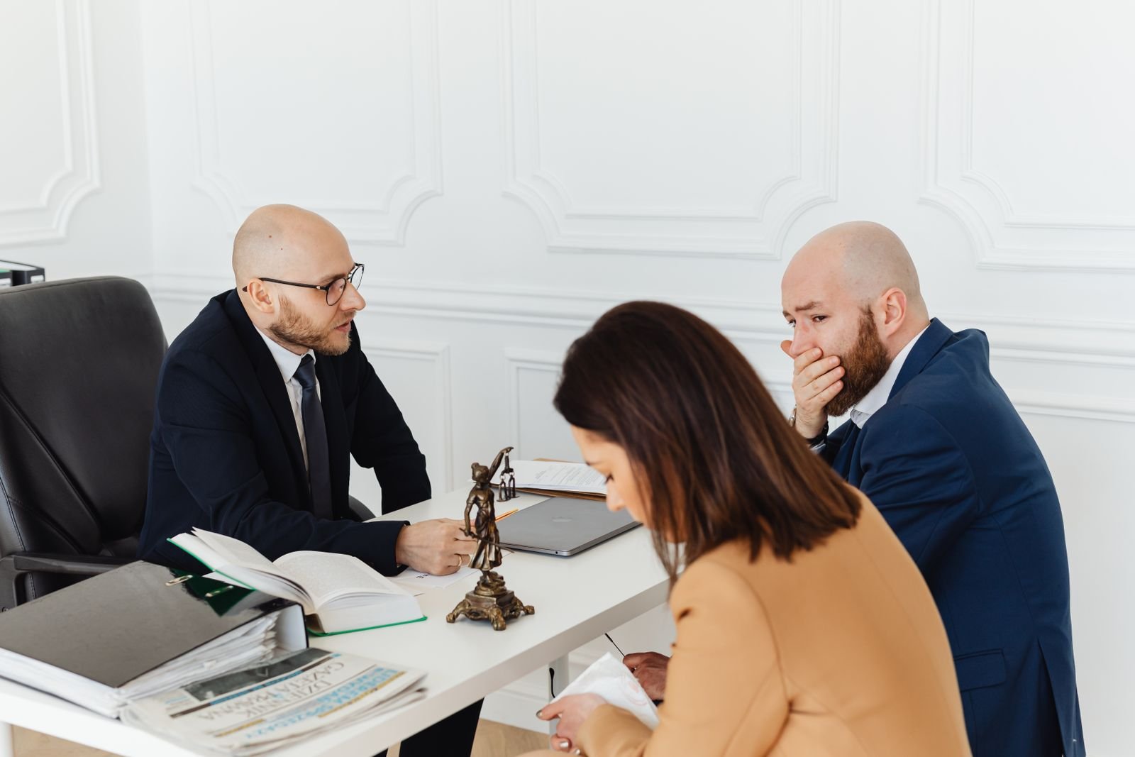 Un couple reçu par une professionnelle lors d’un premier entretien