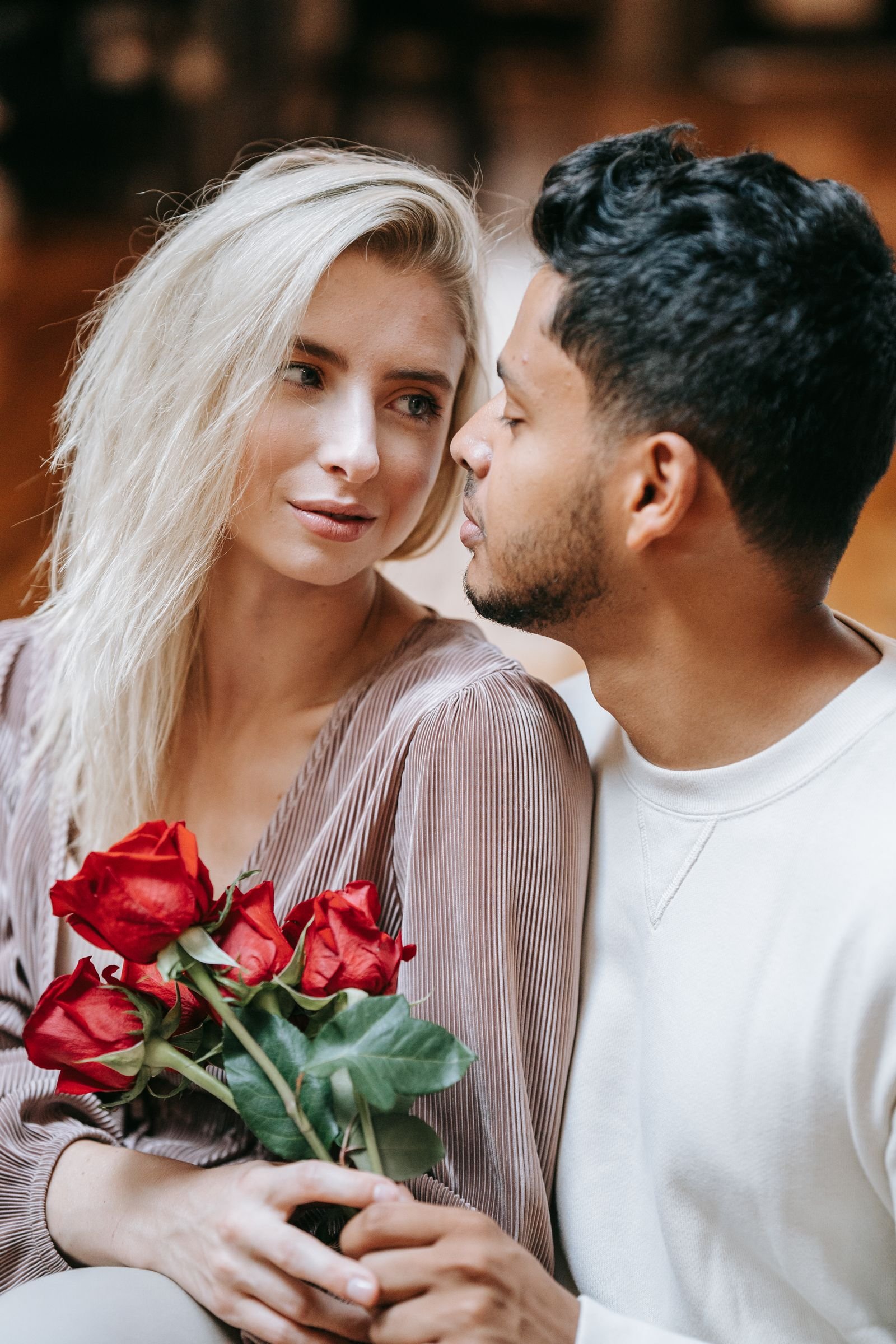 Thérapie de couple à la Croix-Rousse : un couple front contre front, dans un moment de proximité