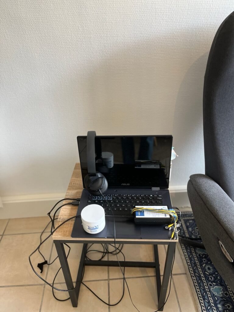 Le matériel de neurofeedback dynamique du cabinet : ordinateur, casque audio et capteurs